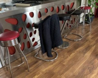 რეტრო სტილის ბარის სკამი – ქრომირებული ლითონისა და წითელი ტყავის კომბინაცია