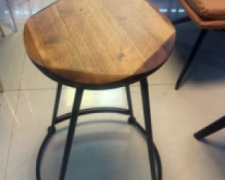 ინდუსტრიული სტილის ბარის სკამი – ნატურალური ხისა და ლითონის კომბინაცია