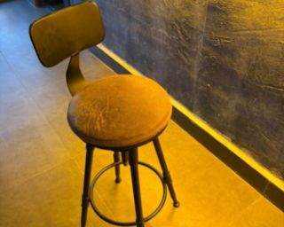 ვინტაჟური ინდუსტრიული ბარის სკამი – რბილი დასაჯდომითა და მყარი ლითონის კონსტრუქციით