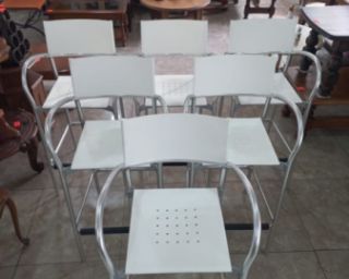 თანამედროვე თეთრი ბარის სკამები – მინიმალისტური დიზაინი და მაქსიმალური მდგრადობა