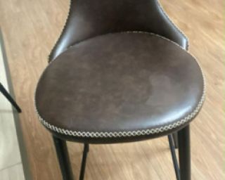 პრემიუმ კლასის ბარის სკამი – ელეგანტური დიზაინი და კონტრასტული ნაკერები