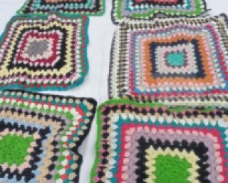 ხელნაკეთი ფერადი გადასაფარებლები სკამებისთვის – მყუდროება და ორიგინალური სტილი