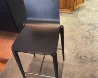 თანამედროვე მინიმალისტური ბარის სკამი – ელეგანტური შავი ფაქტურა და მყარი კონსტრუქცია