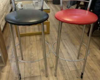 თანამედროვე მინიმალისტური ბარის სკამი – გეომეტრიული სიზუსტე და მაქსიმალური კომფორტი