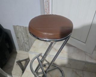 კლასიკური ლითონის ბარის სკამები – კომფორტი და გამძლეობა