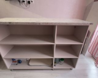 ბარის დახლი და სკამების კომპლექტი – კომპაქტური დიზაინი და ფუნქციურობა