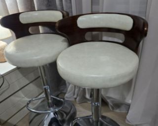 თანამედროვე ბარის სკამი – რბილი საზურგე და სიმაღლის რეგულირების მექანიზმი