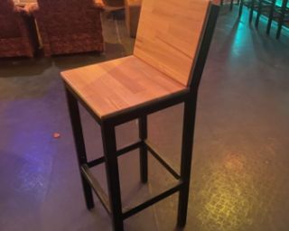 თანამედროვე ბარის სკამი – რბილი ეკო-ტყავის ზედაპირითა და ქრომირებული ლითონის კონსტრუქციით