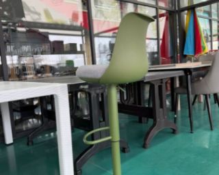 თანამედროვე რბილი ბარის სკამი – ელეგანტური დიზაინი და ქრომირებული დეტალები