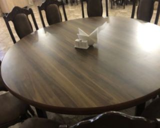 კომპაქტური ბარის კომპლექტი – მაგიდა და სკამებით თანამედროვე ინტერიერისთვის