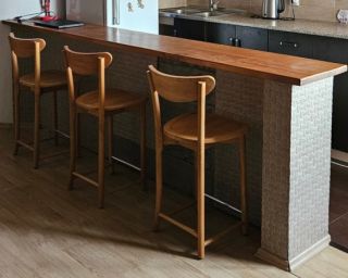 იყიდება ხის ბარის სკამი — კლასიკური და კომფორტული