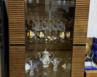 თანამედროვე მისაღები ოთახის ვიტრინა – ელეგანტური დიზაინი და ხის ნატურალური ფაქტურა