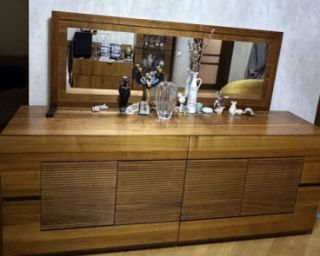 მისაღები ოთახის თანამედროვე კომოდი და სარკე – დახვეწილი დიზაინი და ხის ფაქტურა