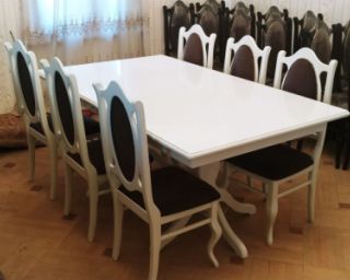 მისაღები ოთახის ელეგანტური კომპლექტი – თეთრი პრიალა მაგიდა და რბილი სკამები