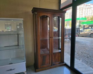 მისაღები ოთახის კლასიკური ორკარიანი ვიტრინა – პრემიუმ ხარისხი და დახვეწილი დიზაინი