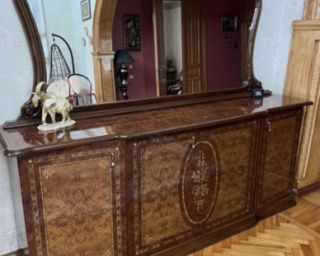 მისაღები ოთახის მდიდრული კომოდი და სარკე – კლასიკური დიზაინი და პრიალა ფაქტურა