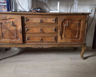 ვინტაჟური მისაღები ოთახის კომოდი – ნატურალური ხე და დახვეწილი კლასიკური დიზაინი