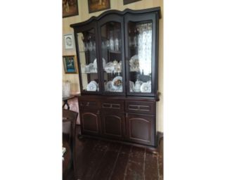 კლასიკური მისაღები ოთახის ვიტრინა – ელეგანტური დიზაინი და მრავალფეროვანი სათავსოები