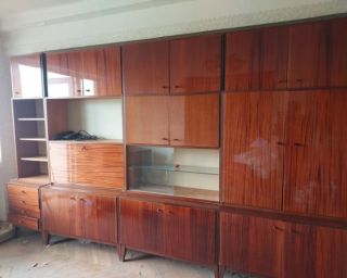 მისაღები ოთახის კლასიკური კომპლექტი – დახვეწილი დიზაინი და მრავალფეროვანი სათავსოები