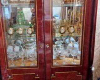 კლასიკური მისაღები ოთახის ვიტრინა – კომპაქტური დიზაინი და ელეგანტური სტილი