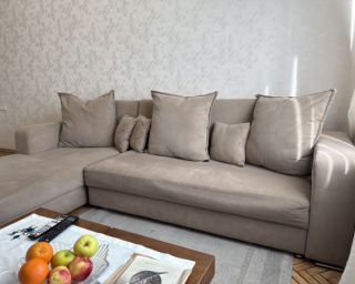 თანამედროვე მისაღები ოთახის რბილი კუთხე – მაქსიმალური კომფორტი და ფუნქციური დიზაინი