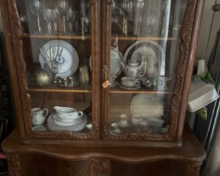 მისაღები ოთახის ავეჯის დიდი არჩევანი - კლასიკური და რუმინული მოდელები