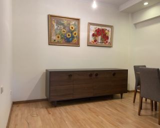 თანამედროვე ხის კომოდი (Crest) – მუქი კაკლისფერი, 4 კარით