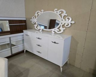მისაღები ოთახის თეთრი კომპლექტი „ორნამენტი“ – კომოდი, სარკე და ვიტრინა