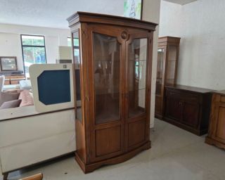 ვინტაჟური მუქი ხის ტუმბო – ორიგინალური ასიმეტრიული დიზაინით