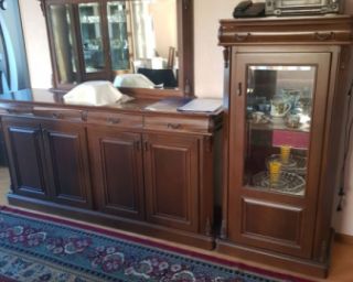 მისაღები ოთახის მასიური ხის კომპლექტი – კლასიკური კომოდი სარკით და ვიტრინა