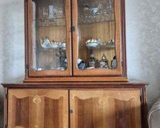 მისაღები ოთახის კლასიკური ვიტრინა (გორკა) – ნატურალური ხის ტექსტურით და ორნამენტებით