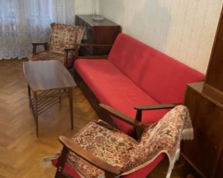 მისაღები ოთახის ავეჯის კომპლექტი: კლასიკური ვიტრინა და ტევადი კომოდი