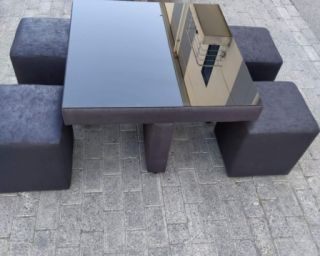 ჟურნალების მაგიდა პუფებით – კომპაქტური და კომფორტული კომპლექტი