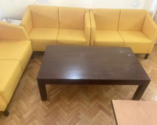 მისაღები ოთახის ჟურნალების მაგიდა – კლასიკური სტილი და მყარი კონსტრუქცია