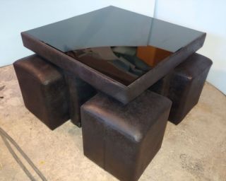 ჟურნალების მაგიდა პუფებით – პრაქტიკული და კომპაქტური კომპლექტი