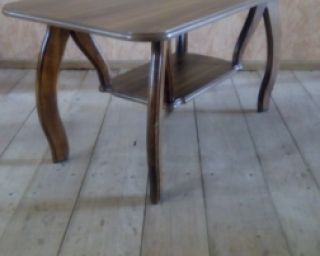 მისაღები ოთახის ჟურნალების მაგიდა – კლასიკური სტილი და სიმყარე