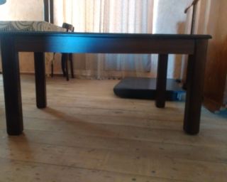 თანამედროვე ჟურნალების მაგიდა – მინიმალისტური დიზაინი და ხის ფაქტურა